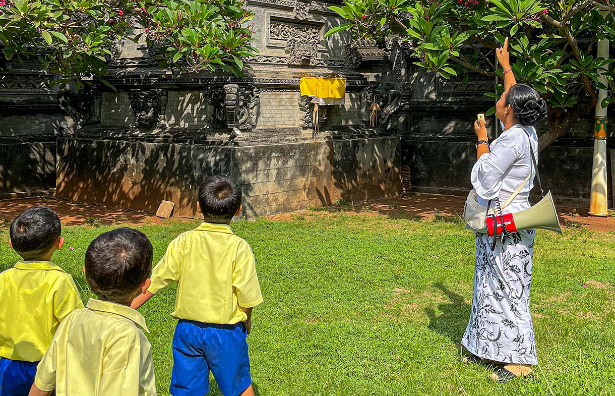 Sejumlah siswa Taman Kanak Strada Santa Theresia di dampingi pemuka agama Hindu saat mengenalkan tempat ibadah Hindu di Pura Dalem Purnajati Tanjung Puri, Cilincing, Jakarta Utara, Kamis (21/11/2024).(BeritaNasional.com/Oke Atmaja)