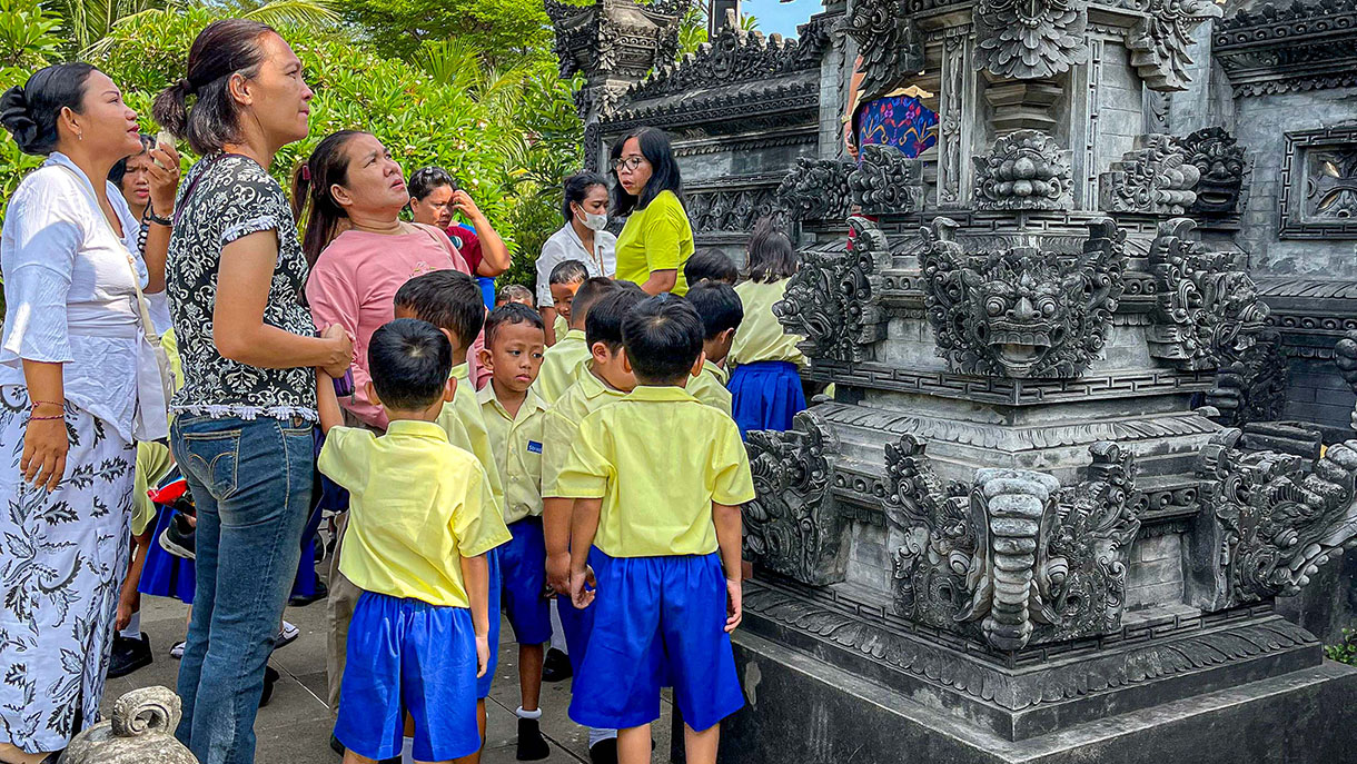 Sejumlah siswa Taman Kanak Strada Santa Theresia di dampingi pemuka agama Hindu saat mengenalkan tempat ibadah Hindu di Pura Dalem Purnajati Tanjung Puri, Cilincing, Jakarta Utara, Kamis (21/11/2024).(BeritaNasional.com/Oke Atmaja)