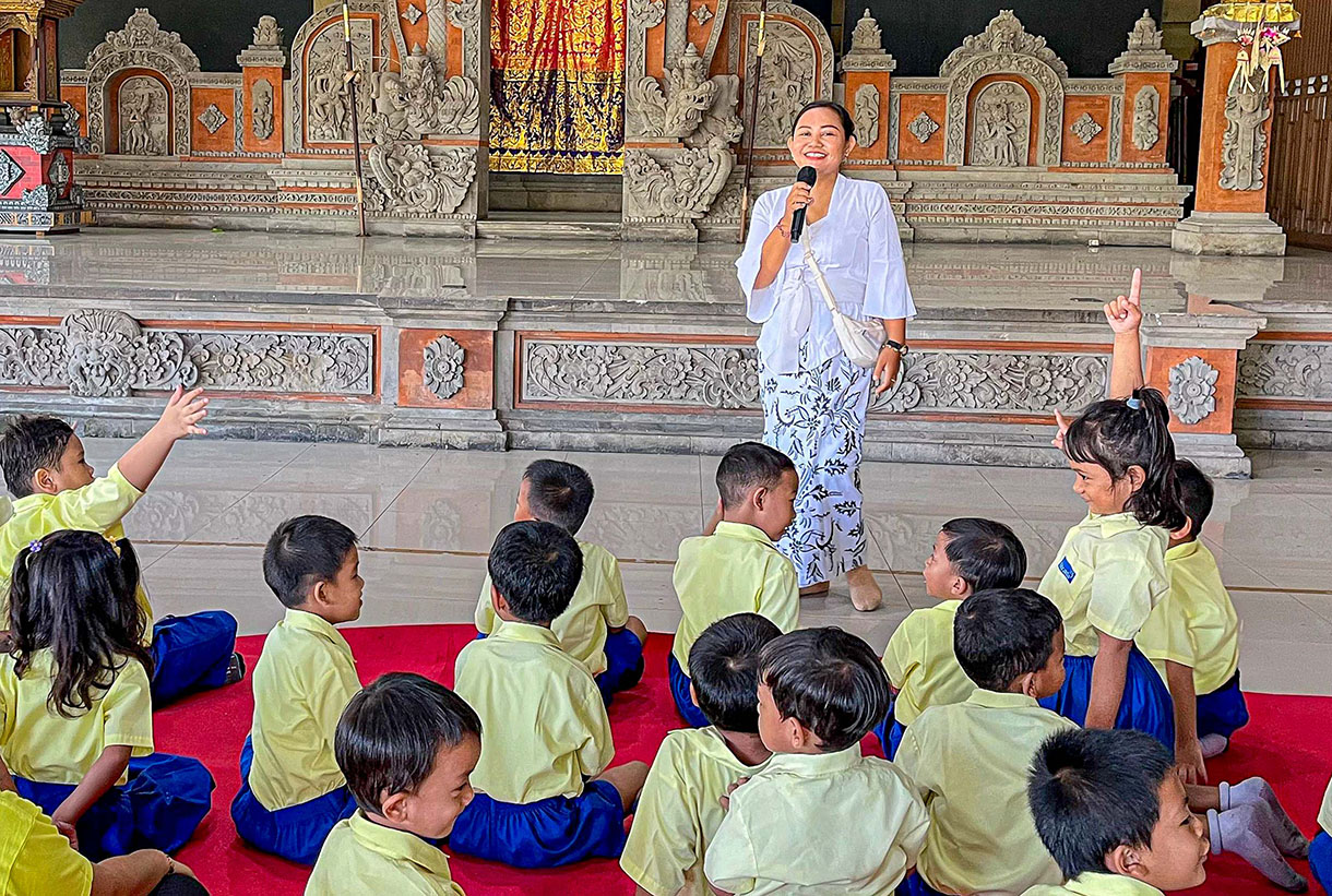 Sejumlah siswa Taman Kanak Strada Santa Theresia di dampingi pemuka agama Hindu saat mengenalkan tempat ibadah Hindu di Pura Dalem Purnajati Tanjung Puri, Cilincing, Jakarta Utara, Kamis (21/11/2024).(BeritaNasional.com/Oke Atmaja)