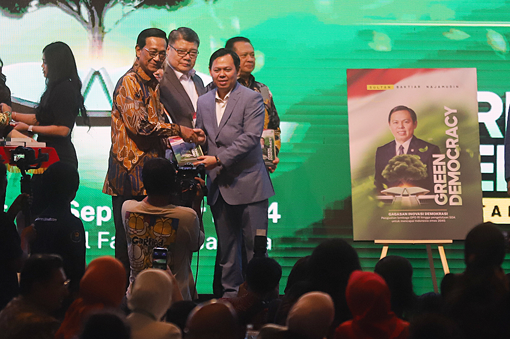 Wakil Ketua DPD Sultan Baktiar Najamuddin meluncurkan buku Karyanya "Green Democracy" alias Demokrasi Hijau. (BeritaNasional/Elvis Sendouw)