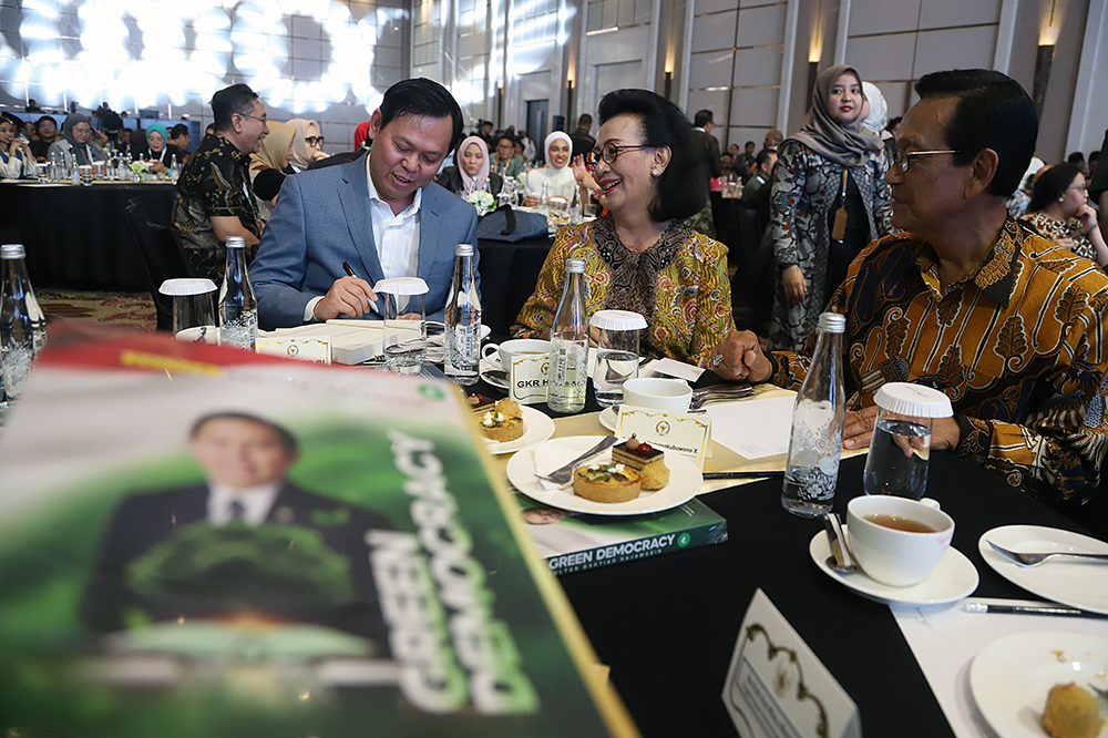 Wakil Ketua DPD Sultan Baktiar Najamuddin meluncurkan buku Karyanya "Green Democracy" alias Demokrasi Hijau. (BeritaNasional/Elvis Sendouw)