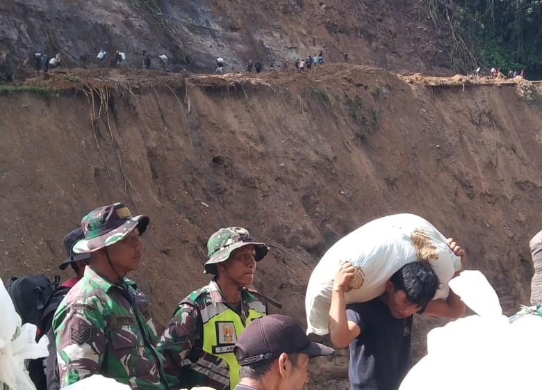 Personel TNI Danramil Kodim 0119/Bener Meriah, Kodam Iskandar Muda bersiaga membantu warga. (BeritaNasional/Elvis/Dispenad)