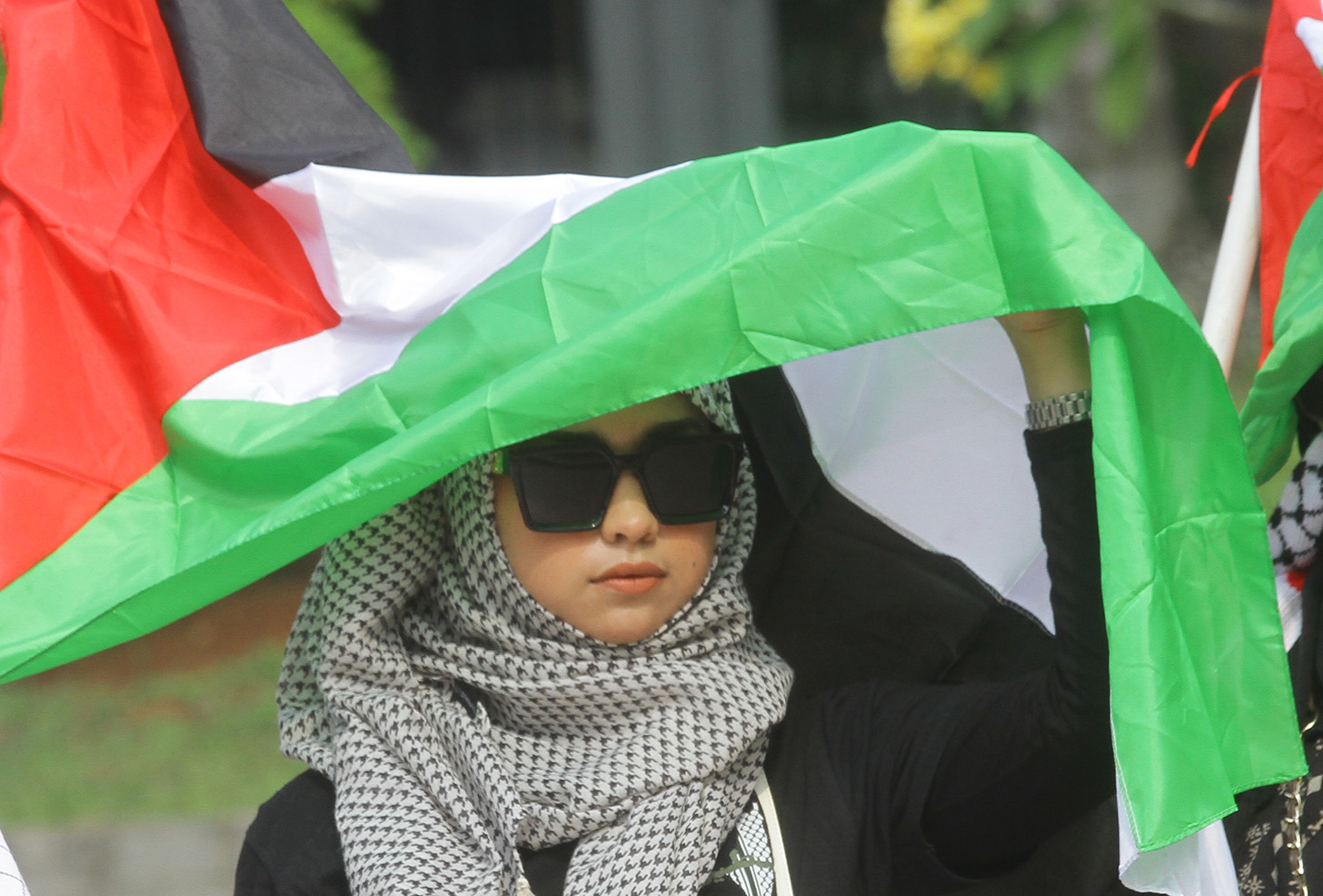 Massa dari Komite Solidaritas Palestina menggelar aksi bela Palestina di Tugu Proklamasi,Jakarta, Sabtu (15/6/2024).  (BeritaNasional.Com/Oke Atmaja)