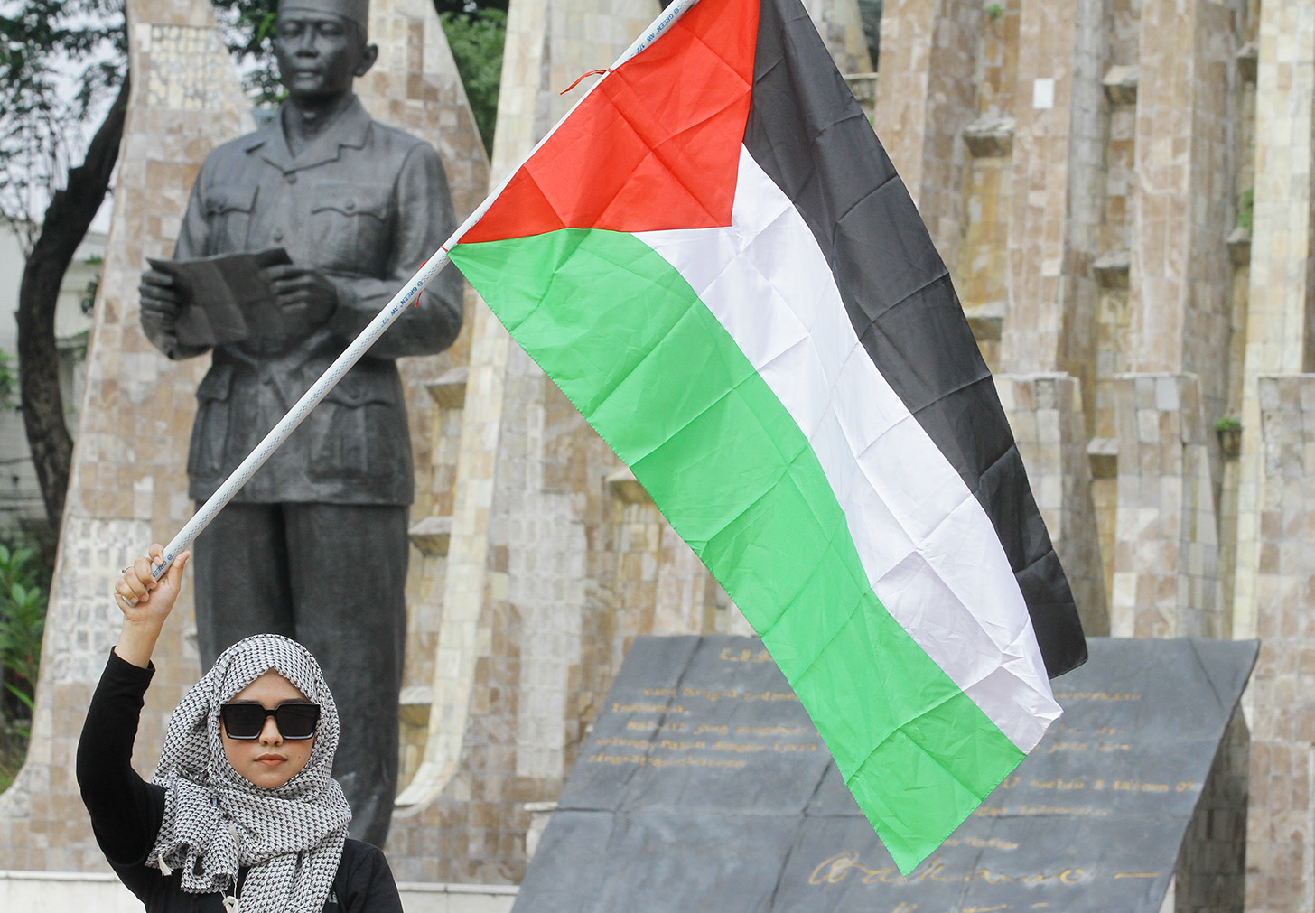 Massa dari Komite Solidaritas Palestina menggelar aksi bela Palestina di Tugu Proklamasi,Jakarta, Sabtu (15/6/2024).  (BeritaNasional.Com/Oke Atmaja)