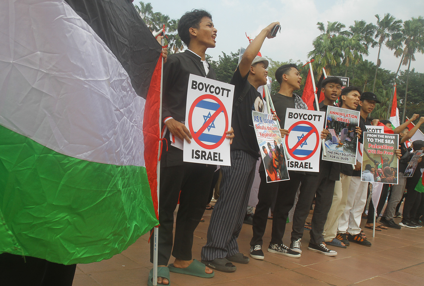 Massa dari Komite Solidaritas Palestina menggelar aksi bela Palestina di Tugu Proklamasi,Jakarta, Sabtu (15/6/2024).  (BeritaNasional.Com/Oke Atmaja)