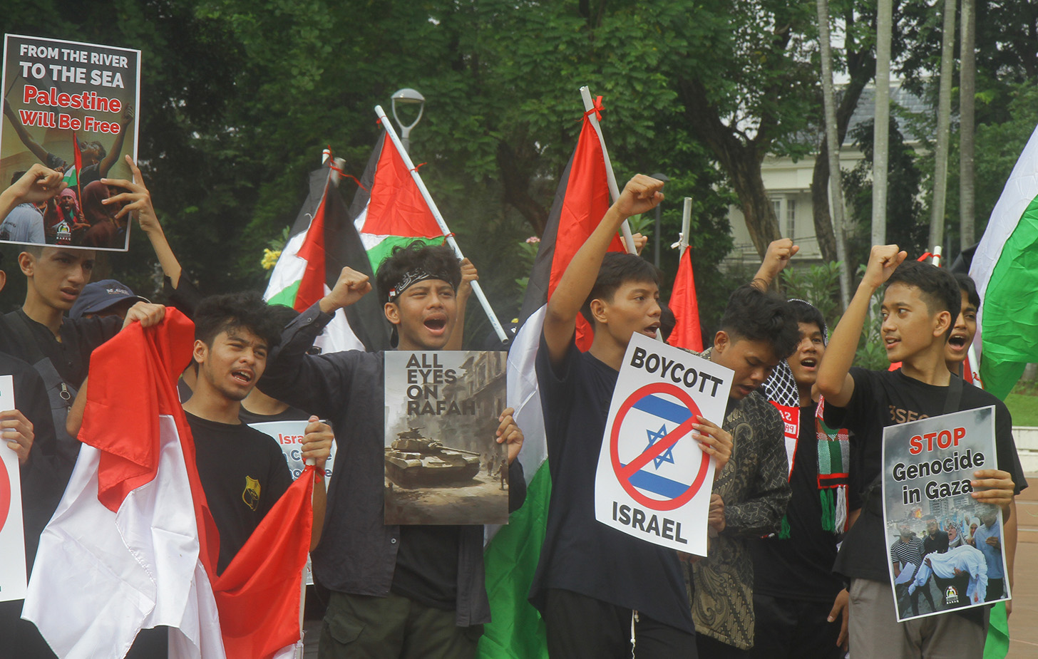 Massa dari Komite Solidaritas Palestina menggelar aksi bela Palestina di Tugu Proklamasi,Jakarta, Sabtu (15/6/2024).  (BeritaNasional.Com/Oke Atmaja)