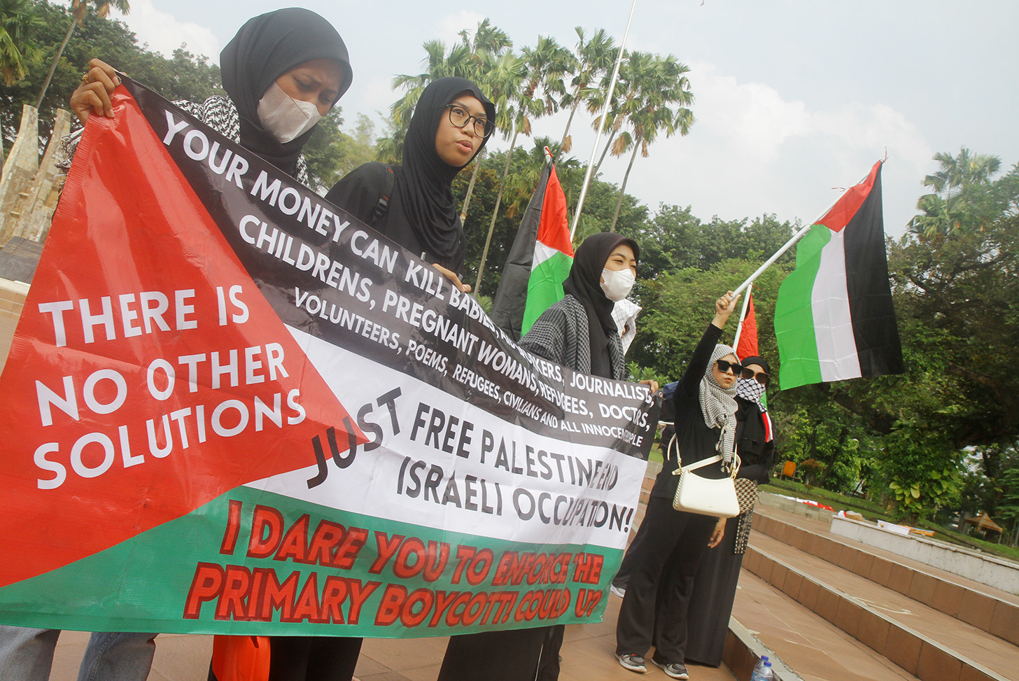 Massa dari Komite Solidaritas Palestina menggelar aksi bela Palestina di Tugu Proklamasi,Jakarta, Sabtu (15/6/2024).  (BeritaNasional.Com/Oke Atmaja)