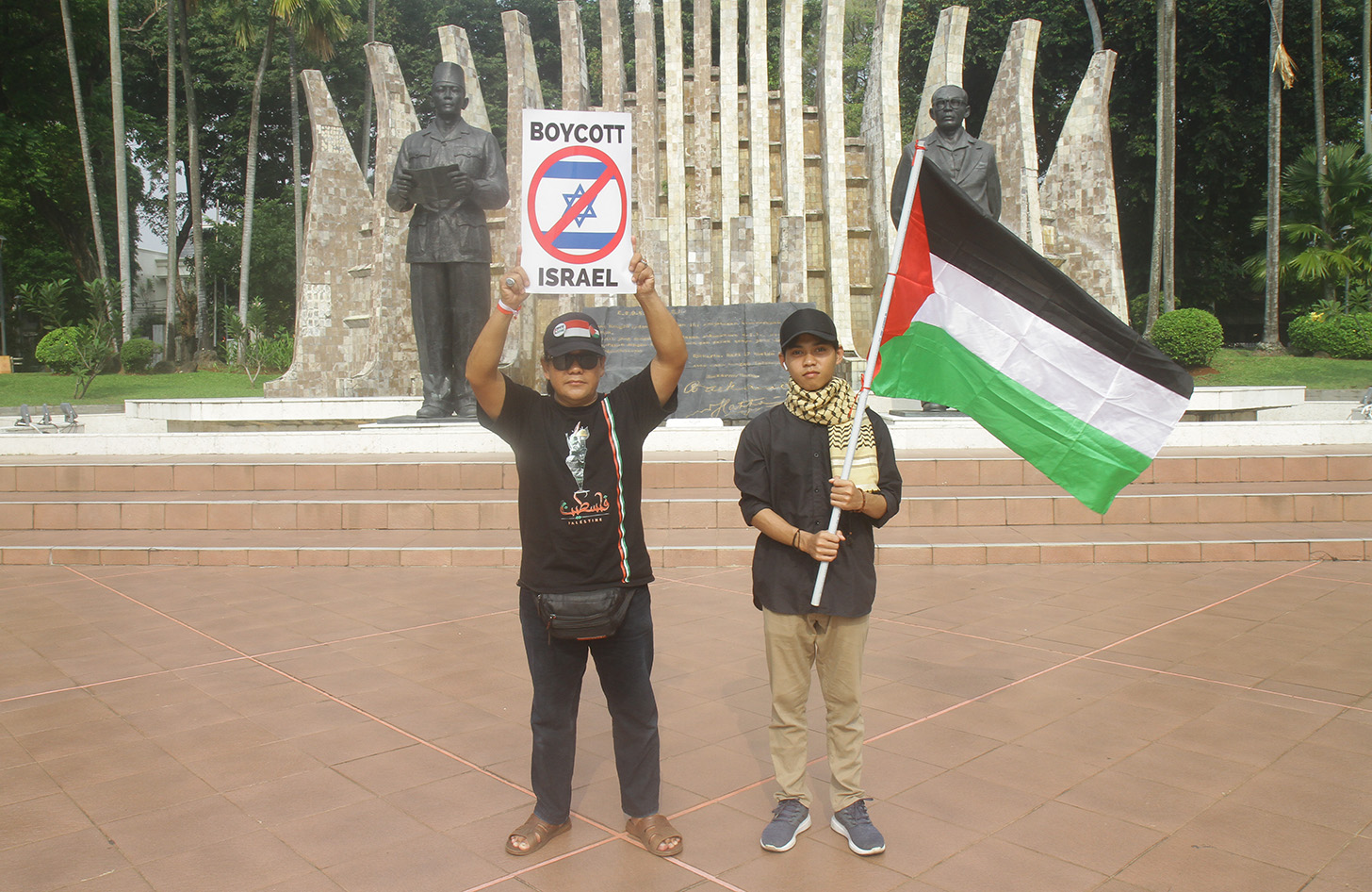 Massa dari Komite Solidaritas Palestina menggelar aksi bela Palestina di Tugu Proklamasi,Jakarta, Sabtu (15/6/2024).  (BeritaNasional.Com/Oke Atmaja)