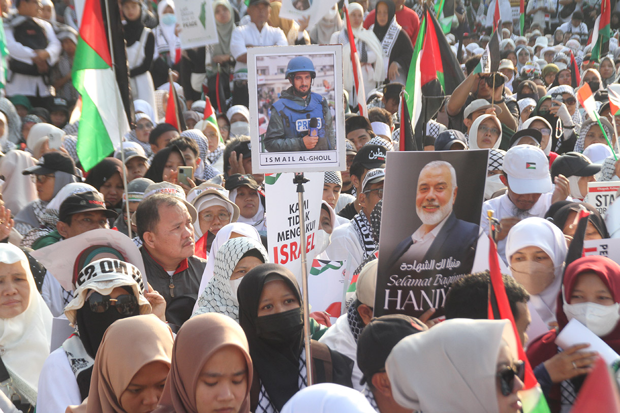 Aliansi Rakyat Indonesia Bela Palestina dan Komite Solidaritas Palestina dan Yaman (KOSPY) melakukan aksi unjuk rasa di depan Kedutaan Besar Amerika Serikat, Gambir, Jakarta Pusat, Sabtu (3/8/2024). (BeritaNasional.com/Oke Atmaja)