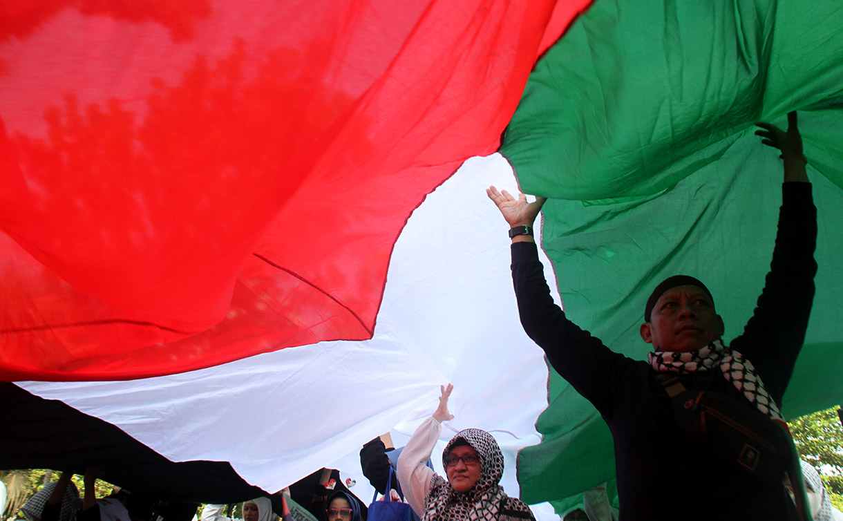 Aliansi Rakyat Indonesia Bela Palestina dan Komite Solidaritas Palestina dan Yaman (KOSPY) melakukan aksi unjuk rasa di depan Kedutaan Besar Amerika Serikat, Gambir, Jakarta Pusat, Sabtu (3/8/2024). (BeritaNasional.com/Oke Atmaja)