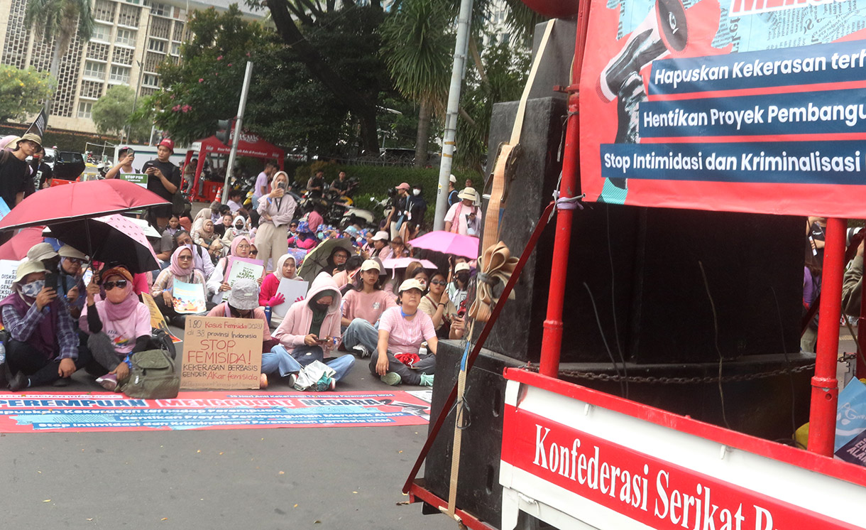 Sejumlah aktivis dari Aliansi Perempuan Indonesia (API) membawa poster dan spanduk dalam aksi damai Perempuan Menggugat Negara di Jalan MH. Thamrin, Jakarta, Senin (25/11/2024). (BeritaNasional.com/Oke Atmaja)