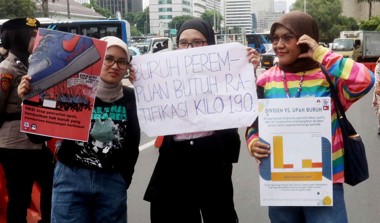 Sejumlah aktivis dari Aliansi Perempuan Indonesia (API) membawa poster dan spanduk dalam aksi damai Perempuan Menggugat Negara di Jalan MH. Thamrin, Jakarta, Senin (25/11/2024). (BeritaNasional.com/Oke Atmaja)