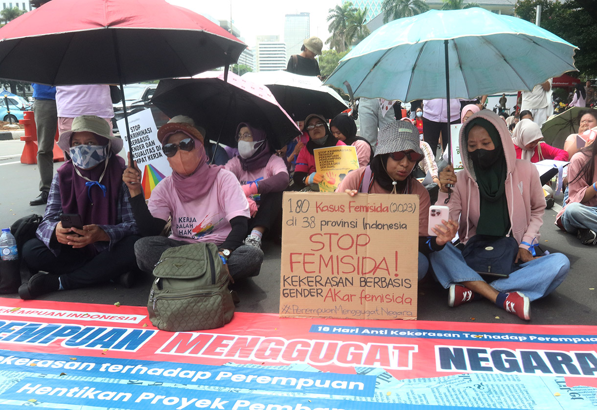 Sejumlah aktivis dari Aliansi Perempuan Indonesia (API) membawa poster dan spanduk dalam aksi damai Perempuan Menggugat Negara di Jalan MH. Thamrin, Jakarta, Senin (25/11/2024). (BeritaNasional.com/Oke Atmaja)