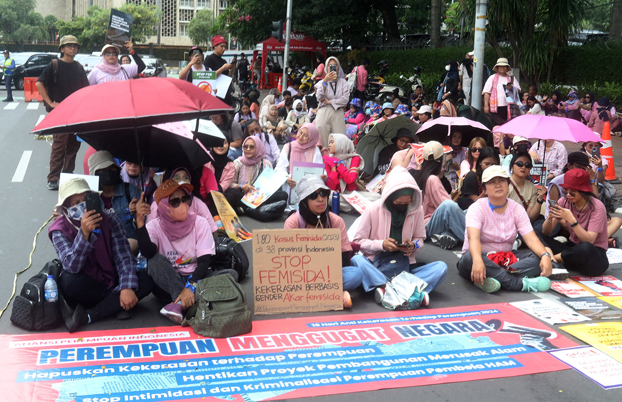 Sejumlah aktivis dari Aliansi Perempuan Indonesia (API) membawa poster dan spanduk dalam aksi damai Perempuan Menggugat Negara di Jalan MH. Thamrin, Jakarta, Senin (25/11/2024). (BeritaNasional.com/Oke Atmaja)