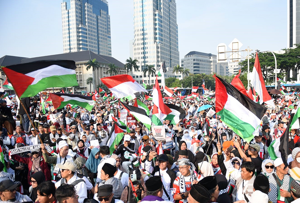 Aksi Damai Massa Solidaritas Dukung Palestina Aksi damai massa mendukung Palestina. (BeritaNasional/Elvis Sendouw)