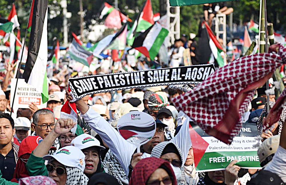 Aksi Damai Massa Solidaritas Dukung Palestina Aksi damai massa mendukung Palestina. (BeritaNasional/Elvis Sendouw)