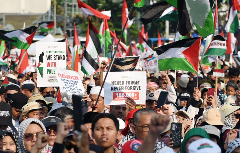 Aksi Damai Massa Solidaritas Dukung Palestina Aksi damai massa mendukung Palestina. (BeritaNasional/Elvis Sendouw)
