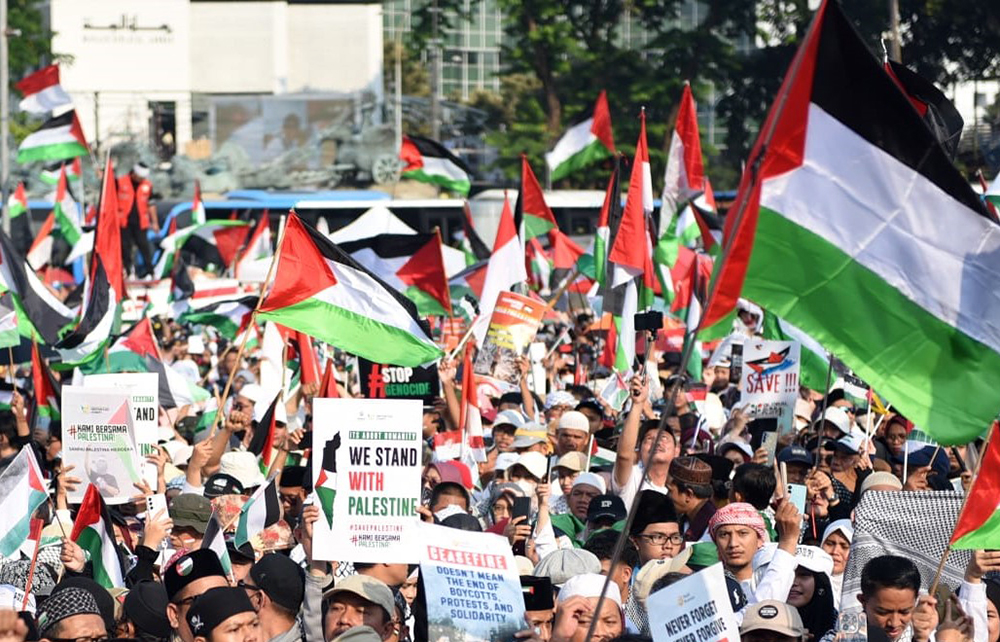 Aksi Damai Massa Solidaritas Dukung Palestina Aksi damai massa mendukung Palestina. (BeritaNasional/Elvis Sendouw)