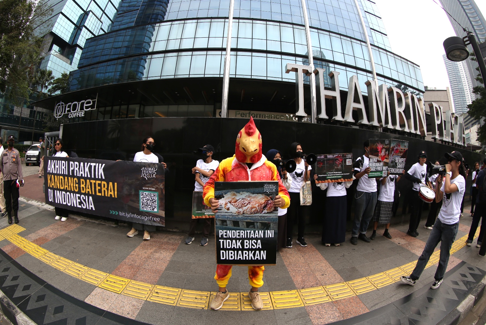 Aktivis yang tergabung dalam koalisi Animal Friends Jogja (AFJ) dan Act for Farmed Animals (AFFA) melakukan aksi di depan salah satu gerai Coffee Shop di kawasan Sudirman, Jakarta, Selasa (21 Juli 2026). (Beritanasional.com/Oke Atmaja)