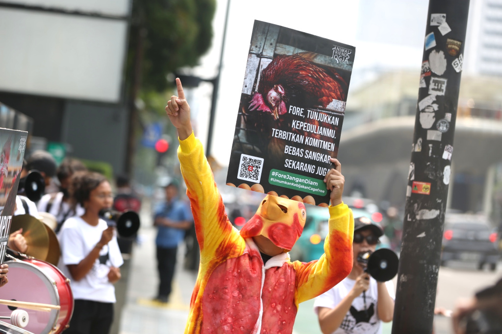 Aktivis yang tergabung dalam koalisi Animal Friends Jogja (AFJ) dan Act for Farmed Animals (AFFA) melakukan aksi di depan salah satu gerai Coffee Shop di kawasan Sudirman, Jakarta, Selasa (21 Juli 2026). (Beritanasional.com/Oke Atmaja)
