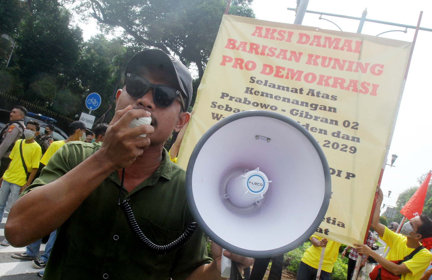 Sejumlah massa menggelar aksi damai di depan kantor Komisi Pemilihan Umum (KPU), Jakarta, Rabu (24/4/2024).(BeritaNasional.com/Oke Atmaja)