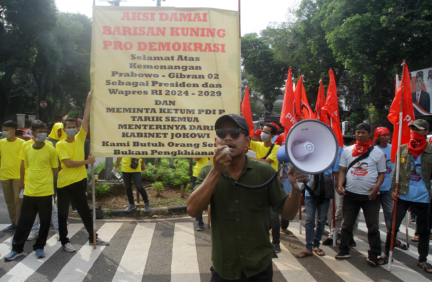 Sejumlah massa menggelar aksi damai di depan kantor Komisi Pemilihan Umum (KPU), Jakarta, Rabu (24/4/2024).(BeritaNasional.com/Oke Atmaja)