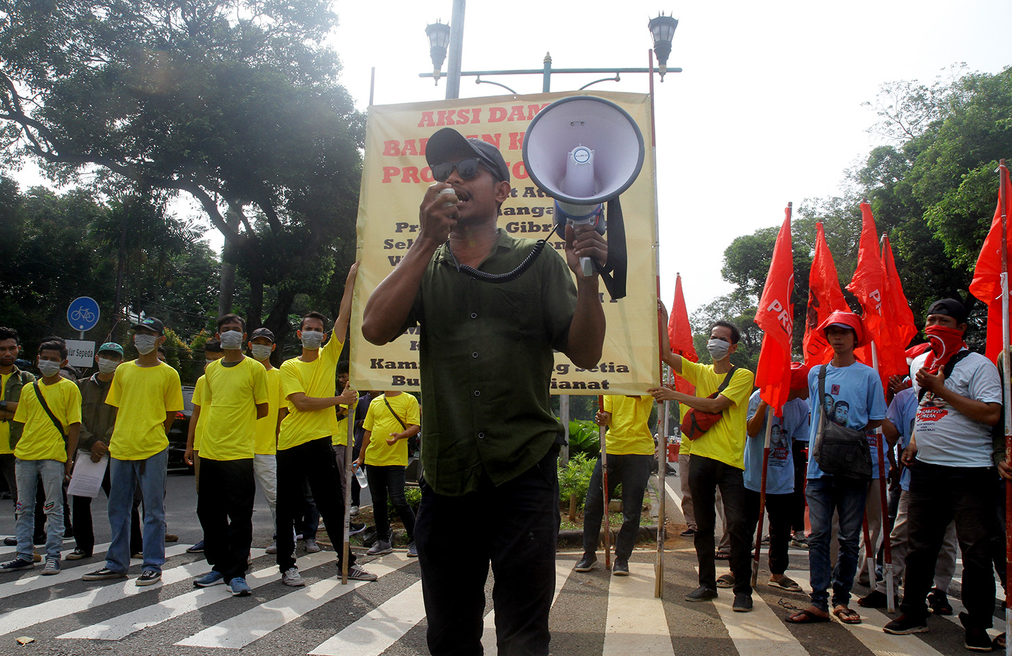 Sejumlah massa menggelar aksi damai di depan kantor Komisi Pemilihan Umum (KPU), Jakarta, Rabu (24/4/2024).(BeritaNasional.com/Oke Atmaja)