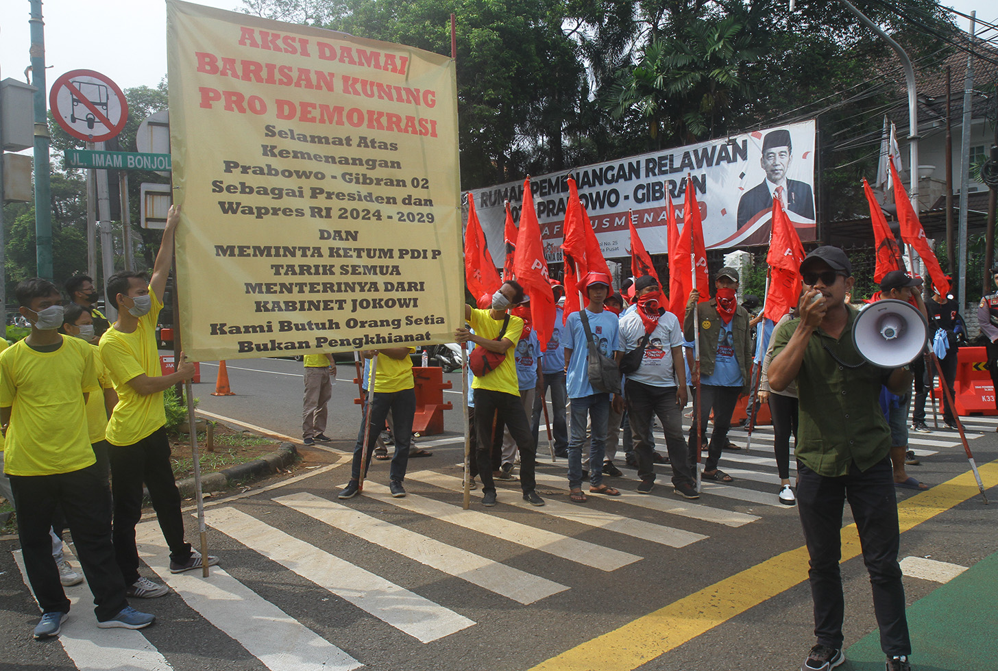 Sejumlah massa menggelar aksi damai di depan kantor Komisi Pemilihan Umum (KPU), Jakarta, Rabu (24/4/2024).(BeritaNasional.com/Oke Atmaja)