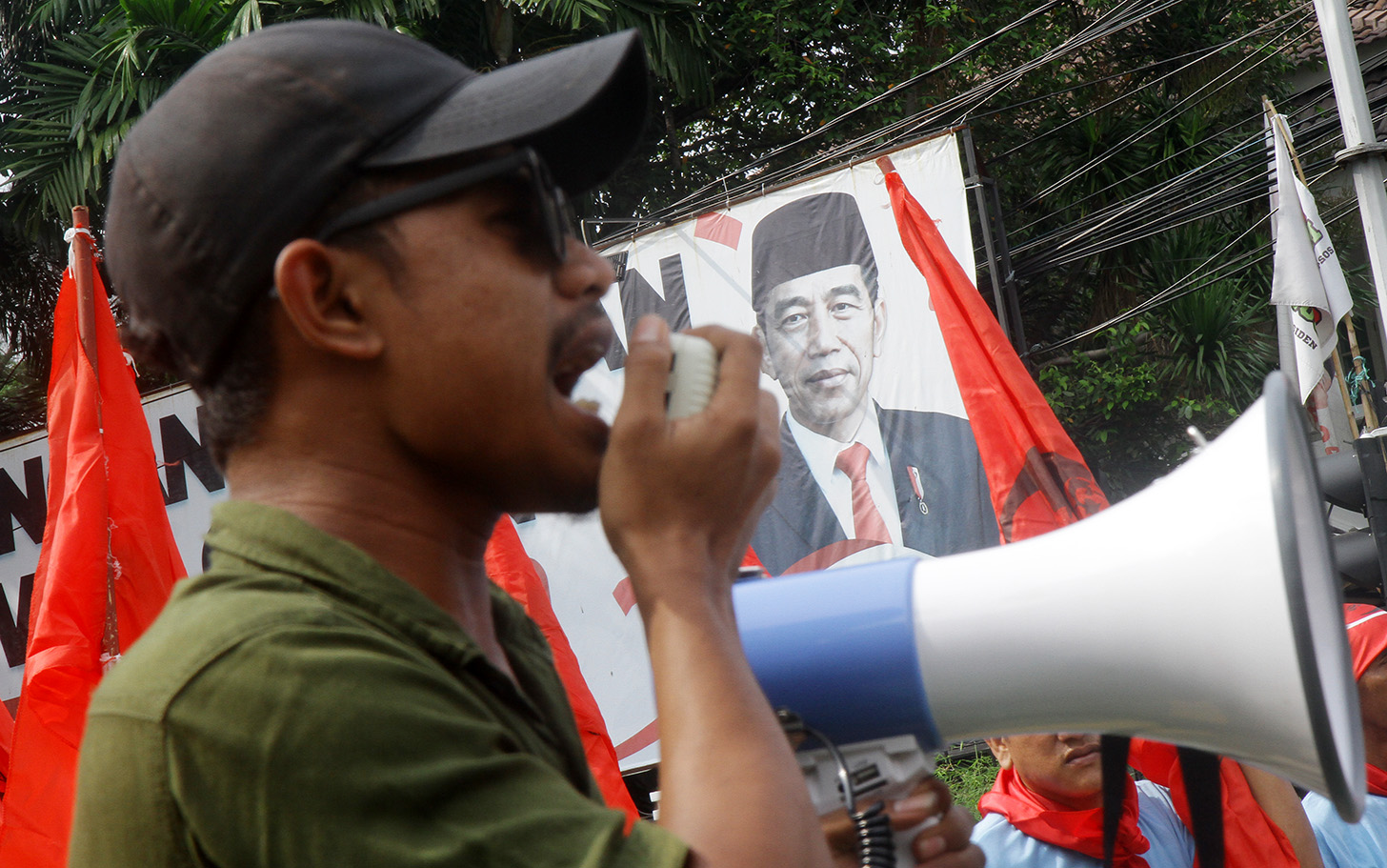 Sejumlah massa menggelar aksi damai di depan kantor Komisi Pemilihan Umum (KPU), Jakarta, Rabu (24/4/2024).(BeritaNasional.com/Oke Atmaja)