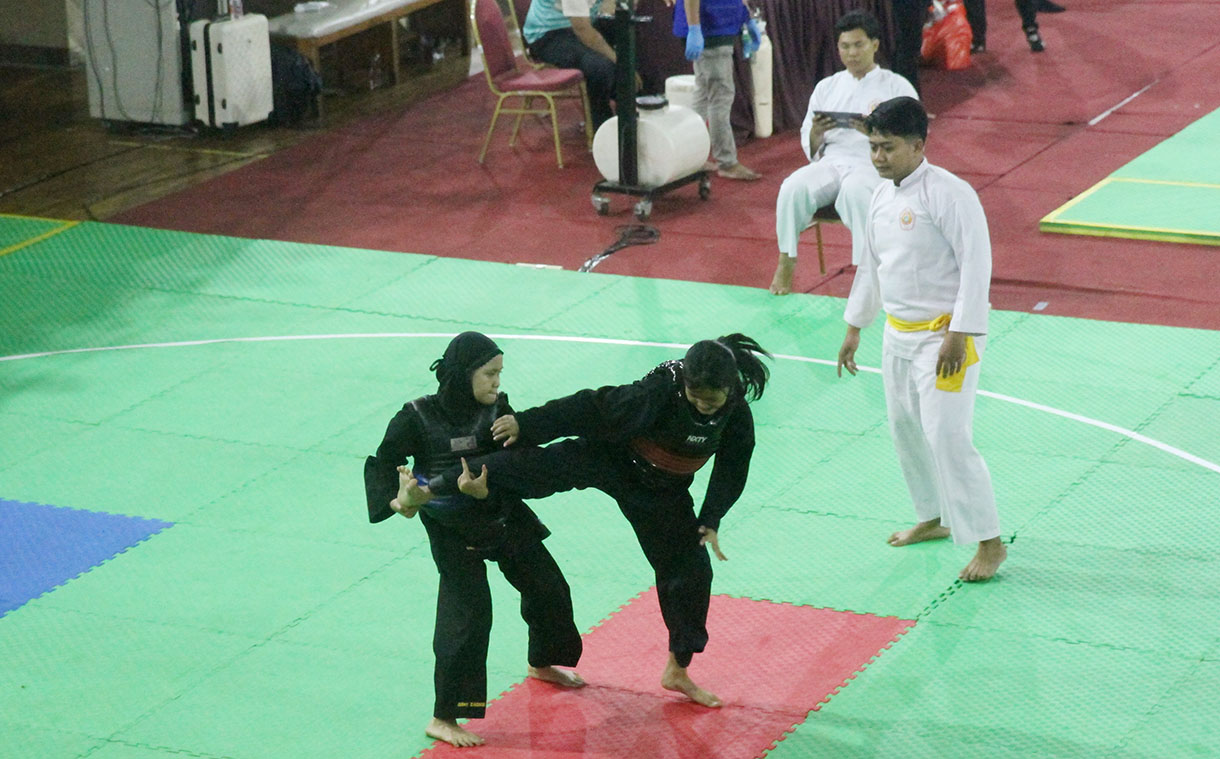 Aksi Para Pesilat di Kejuaraan Jakarta Nasional Pencak Silat  Dua pesilat bertanding pada event kejuaraan Jakarta Nasional Pencak Silat, di Gelanggang Olah Raga (GOR) Ciracas, Jakarta,Minggu(17/11/2024.(BeritaNasional.com/Oke Atmaja)