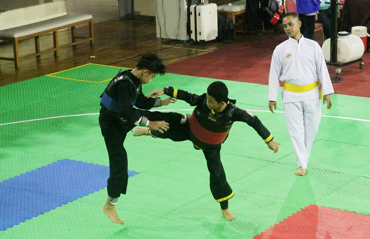 Aksi Para Pesilat di Kejuaraan Jakarta Nasional Pencak Silat  Dua pesilat bertanding pada event kejuaraan Jakarta Nasional Pencak Silat, di Gelanggang Olah Raga (GOR) Ciracas, Jakarta,Minggu(17/11/2024.(BeritaNasional.com/Oke Atmaja)