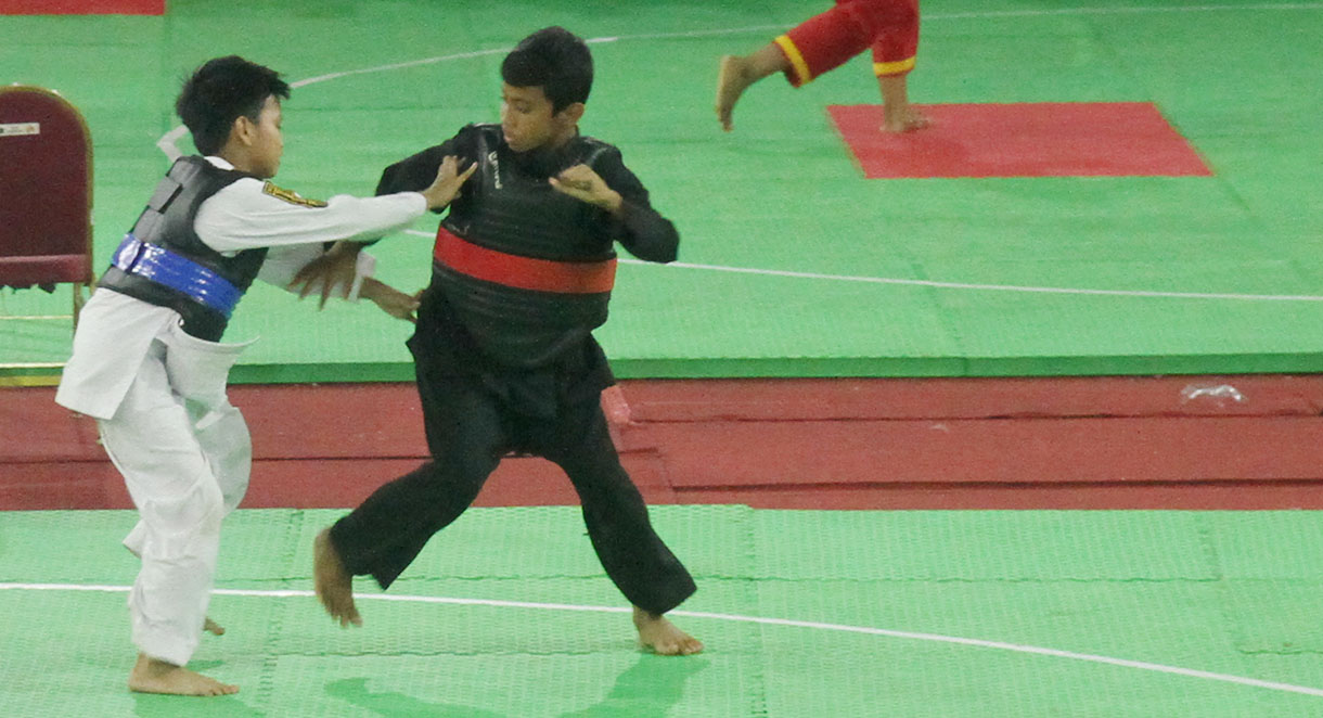 Aksi Para Pesilat di Kejuaraan Jakarta Nasional Pencak Silat  Dua pesilat bertanding pada event kejuaraan Jakarta Nasional Pencak Silat, di Gelanggang Olah Raga (GOR) Ciracas, Jakarta,Minggu(17/11/2024.(BeritaNasional.com/Oke Atmaja)