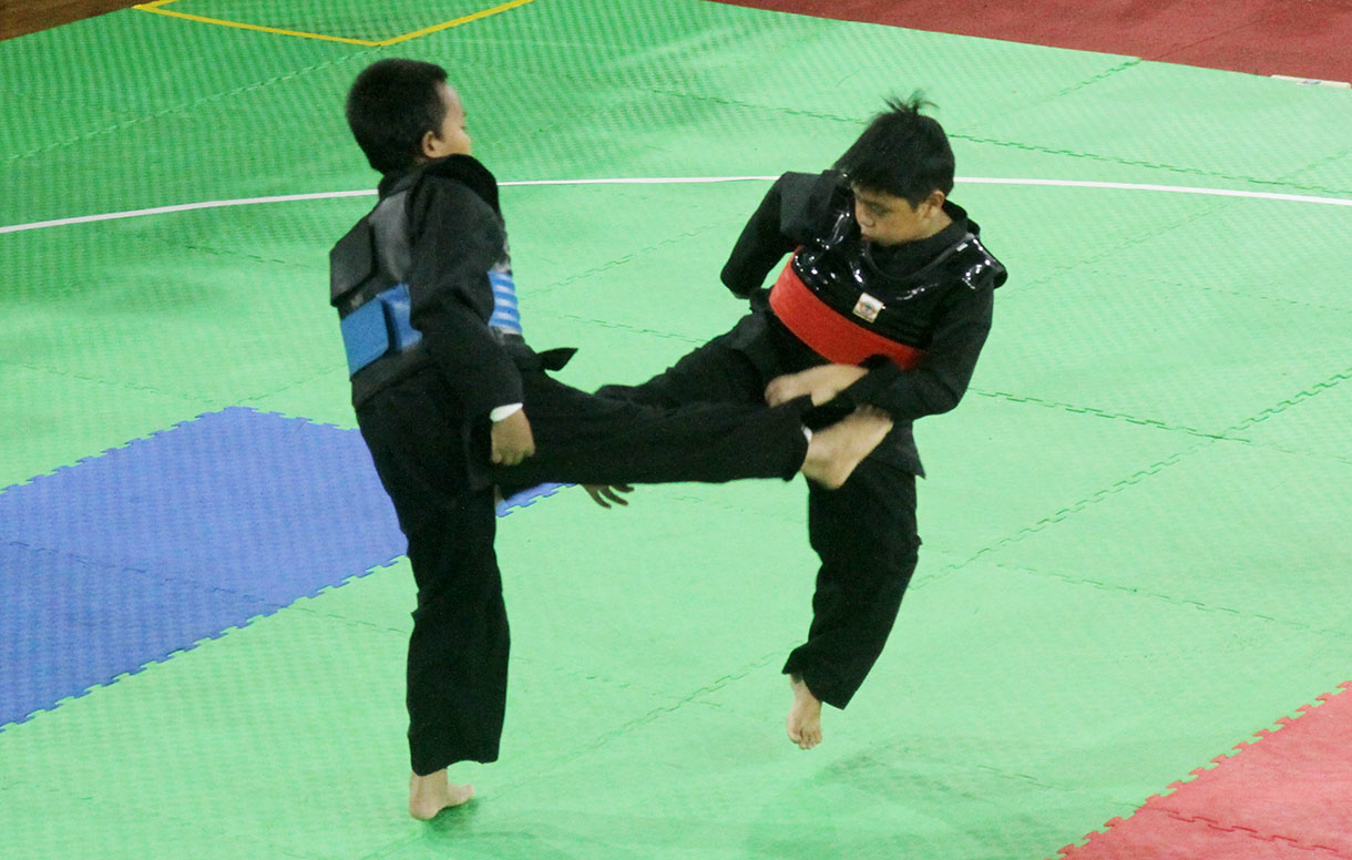 Aksi Para Pesilat di Kejuaraan Jakarta Nasional Pencak Silat  Dua pesilat bertanding pada event kejuaraan Jakarta Nasional Pencak Silat, di Gelanggang Olah Raga (GOR) Ciracas, Jakarta,Minggu(17/11/2024.(BeritaNasional.com/Oke Atmaja)