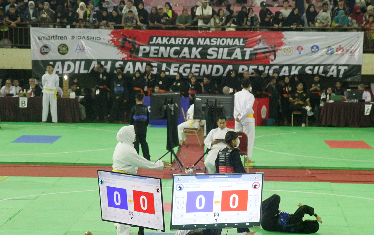 Aksi Para Pesilat di Kejuaraan Jakarta Nasional Pencak Silat  Dua pesilat bertanding pada event kejuaraan Jakarta Nasional Pencak Silat, di Gelanggang Olah Raga (GOR) Ciracas, Jakarta,Minggu(17/11/2024.(BeritaNasional.com/Oke Atmaja)