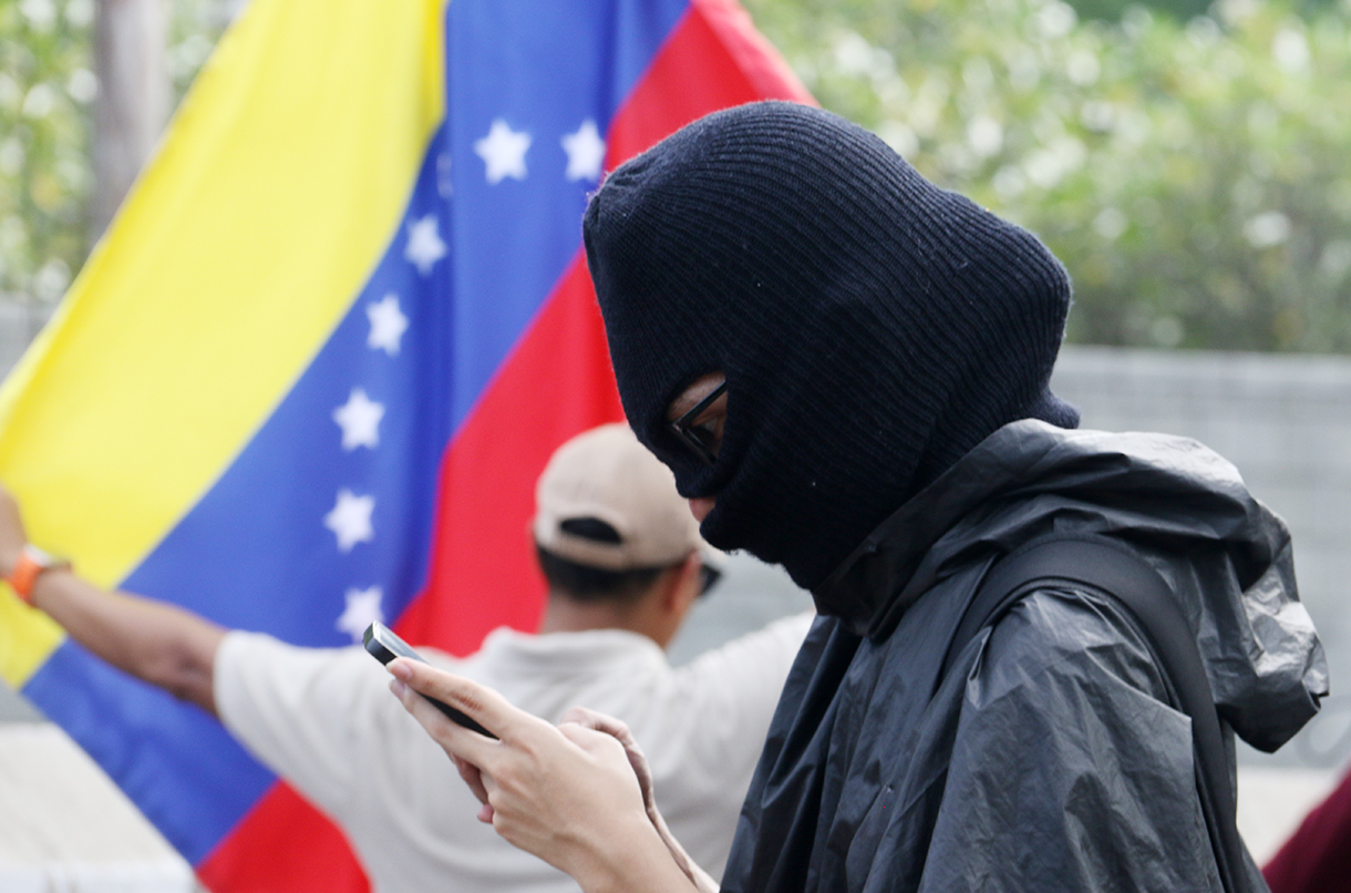 Pengunjuk rasa dari berbagai aliansi membakar bendera dan poster bergambar presiden AS Donald Trump saat menggelar aksi solidaritas untuk Venezuela di depan Kedutaan Besar Amerika Serikat, Jakarta, Selasa (6/1/2026).(Beritanasional.com/Oke Atmaja)
