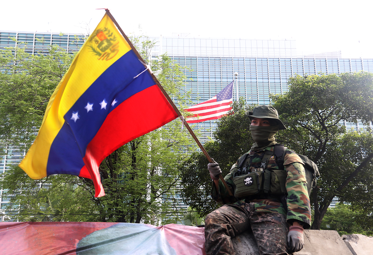 Pengunjuk rasa dari berbagai aliansi membakar bendera dan poster bergambar presiden AS Donald Trump saat menggelar aksi solidaritas untuk Venezuela di depan Kedutaan Besar Amerika Serikat, Jakarta, Selasa (6/1/2026).(Beritanasional.com/Oke Atmaja)