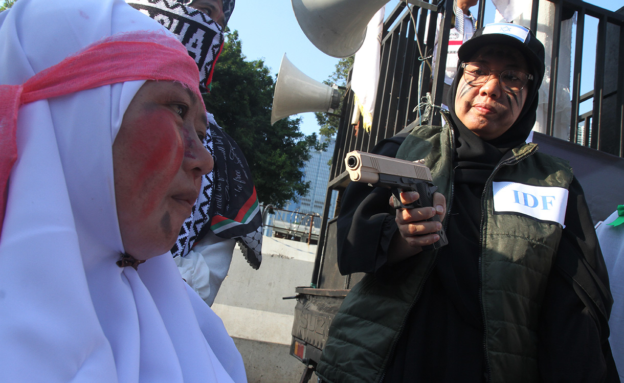 Massa dari organisasi kemanusiaan Aqsa Working Group (AWG) menampilkan teatrikal saat aksi Bela al-Aqsa di depan Kedutaan Besar Amerika, di Jakarta, Sabtu (31/8/2024). (BeritaNasional.com/ Oke Atmaja)