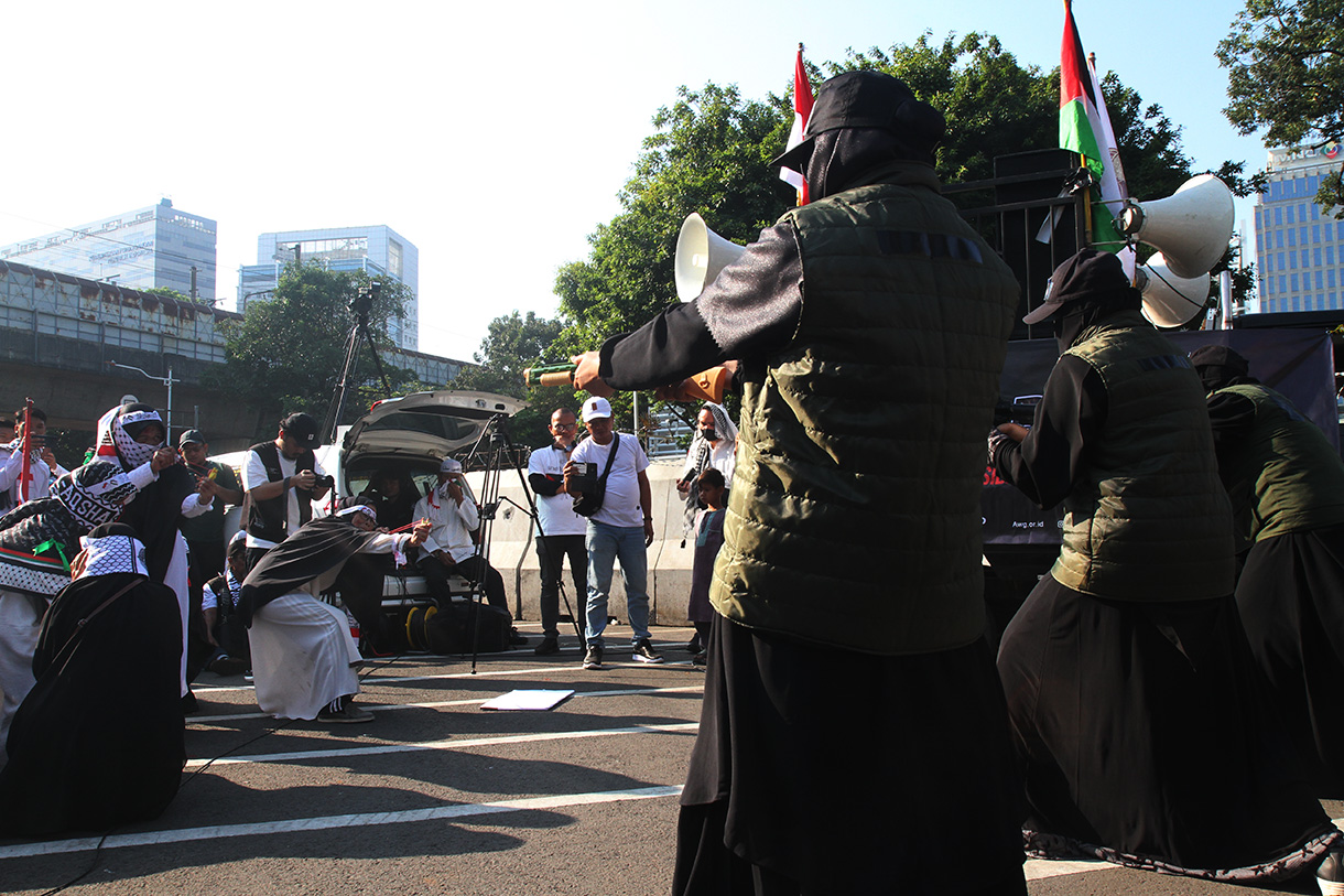 Massa dari organisasi kemanusiaan Aqsa Working Group (AWG) menampilkan teatrikal saat aksi Bela al-Aqsa di depan Kedutaan Besar Amerika, di Jakarta, Sabtu (31/8/2024). (BeritaNasional.com/ Oke Atmaja)