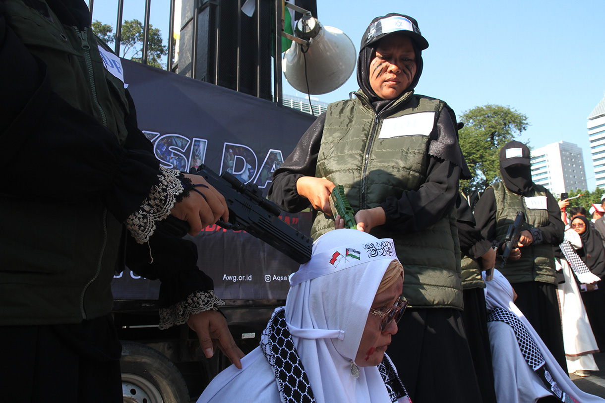 Massa dari organisasi kemanusiaan Aqsa Working Group (AWG) menampilkan teatrikal saat aksi Bela al-Aqsa di depan Kedutaan Besar Amerika, di Jakarta, Sabtu (31/8/2024). (BeritaNasional.com/ Oke Atmaja)