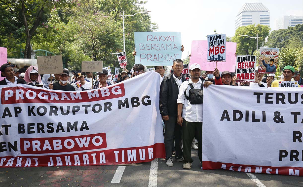 Massa dari Aliansi Masyarakat Jakarta Timur memegang poster saat berunjuk rasa di Jakarta, Rabu (17/6/2026).  (Beritanasional.com/Oke Atmaja)