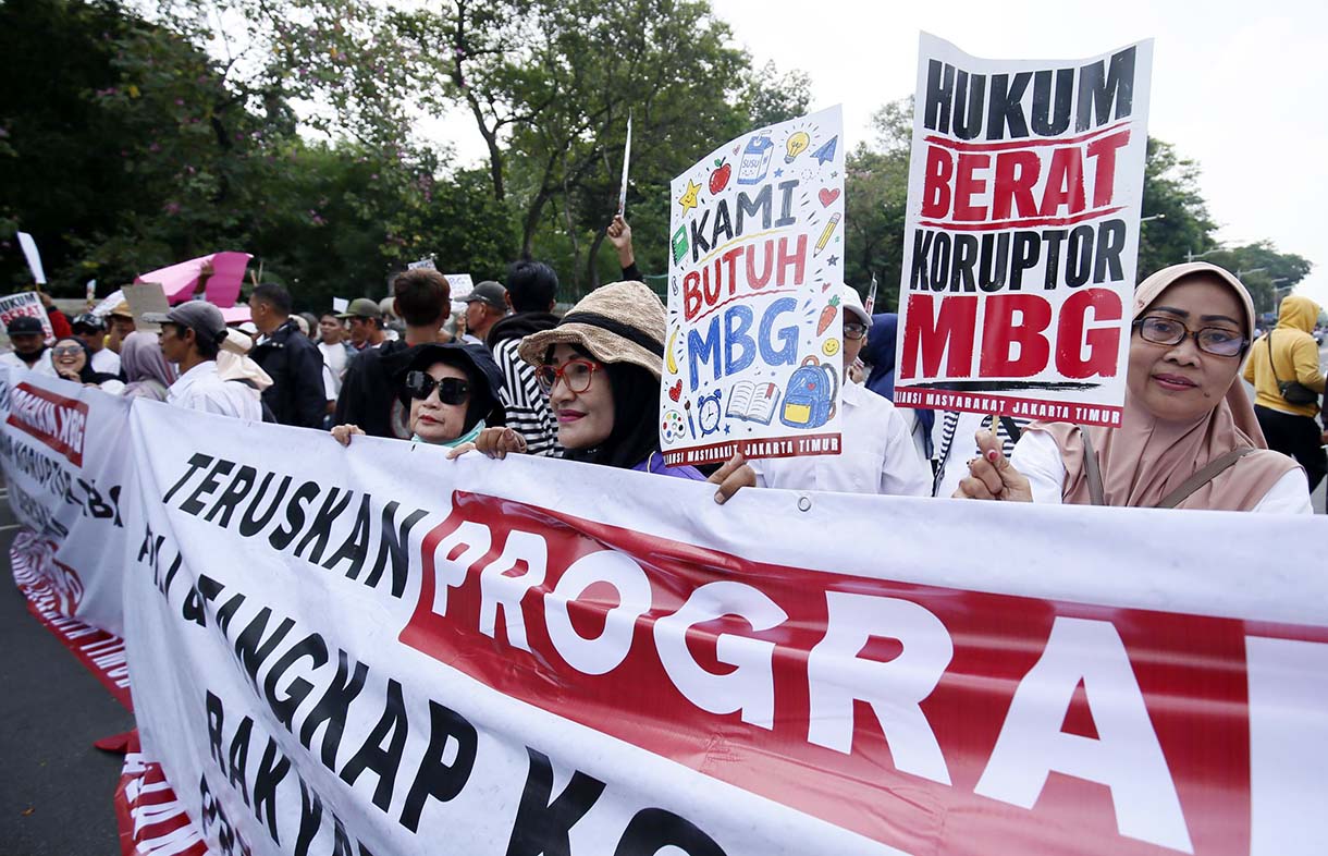 Massa dari Aliansi Masyarakat Jakarta Timur memegang poster saat berunjuk rasa di Jakarta, Rabu (17/6/2026).  (Beritanasional.com/Oke Atmaja)