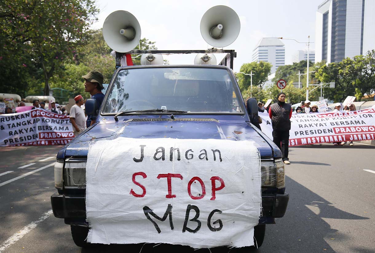 Massa dari Aliansi Masyarakat Jakarta Timur memegang poster saat berunjuk rasa di Jakarta, Rabu (17/6/2026).  (Beritanasional.com/Oke Atmaja)
