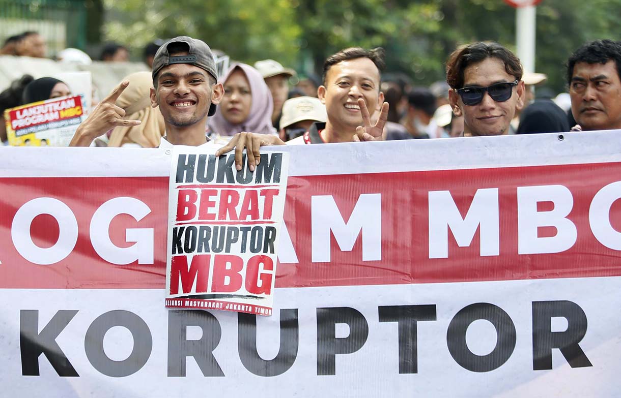 Massa dari Aliansi Masyarakat Jakarta Timur memegang poster saat berunjuk rasa di Jakarta, Rabu (17/6/2026).  (Beritanasional.com/Oke Atmaja)