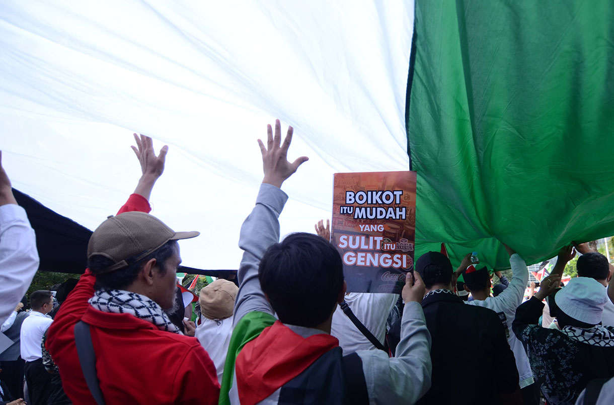 Sejumlah massa dari Yayasan Konsumen Muslim Indonesia (YKMI) menggelar aksi untuk Palestina Merdeka di depan Kedubes Amerika Serikat di Jalan Merdeka Selatan,  Minggu (6/10/2024).  (BeritaNasional.com/Oke Atmaja)