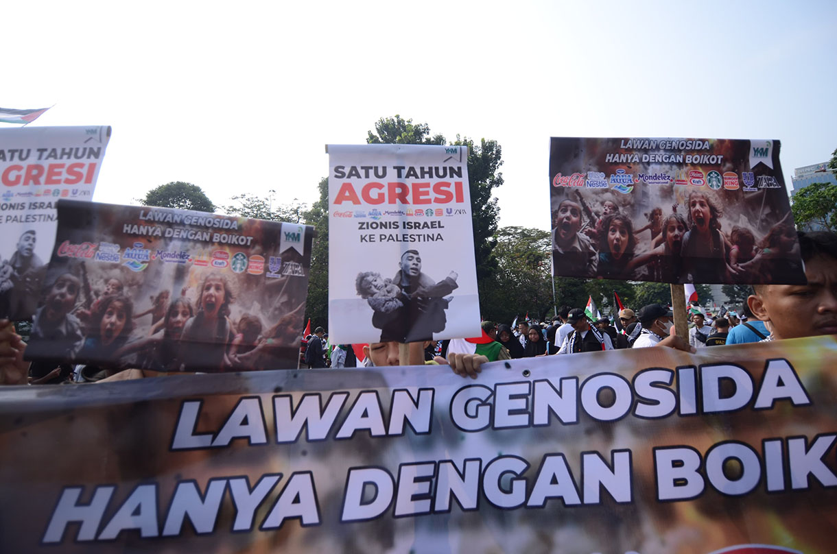 Sejumlah massa dari Yayasan Konsumen Muslim Indonesia (YKMI) menggelar aksi untuk Palestina Merdeka di depan Kedubes Amerika Serikat di Jalan Merdeka Selatan,  Minggu (6/10/2024).  (BeritaNasional.com/Oke Atmaja)