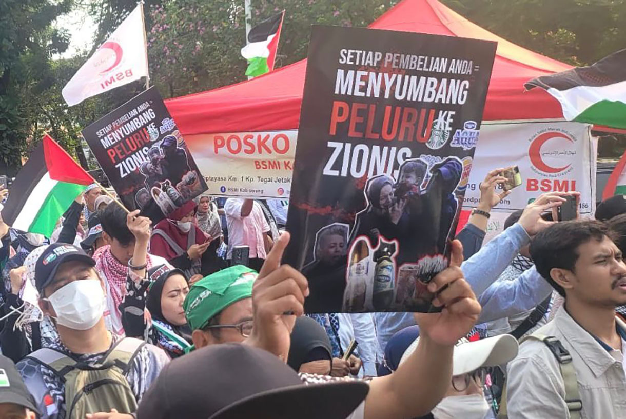 Sejumlah massa dari Yayasan Konsumen Muslim Indonesia (YKMI) menggelar aksi untuk Palestina Merdeka di depan Kedubes Amerika Serikat di Jalan Merdeka Selatan,  Minggu (6/10/2024).  (BeritaNasional.com/Oke Atmaja)