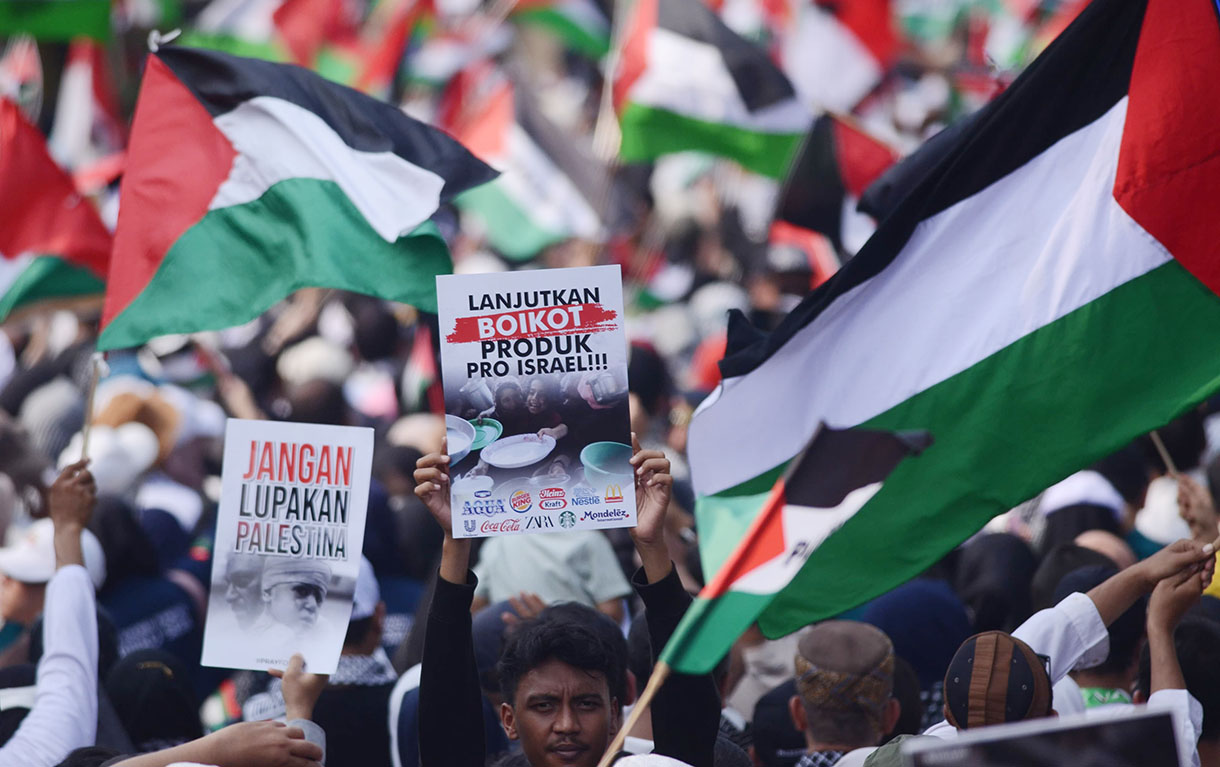 Sejumlah massa dari Yayasan Konsumen Muslim Indonesia (YKMI) menggelar aksi untuk Palestina Merdeka di depan Kedubes Amerika Serikat di Jalan Merdeka Selatan,  Minggu (6/10/2024).  (BeritaNasional.com/Oke Atmaja)