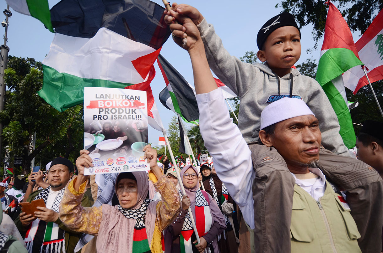 Sejumlah massa dari Yayasan Konsumen Muslim Indonesia (YKMI) menggelar aksi untuk Palestina Merdeka di depan Kedubes Amerika Serikat di Jalan Merdeka Selatan,  Minggu (6/10/2024).  (BeritaNasional.com/Oke Atmaja)