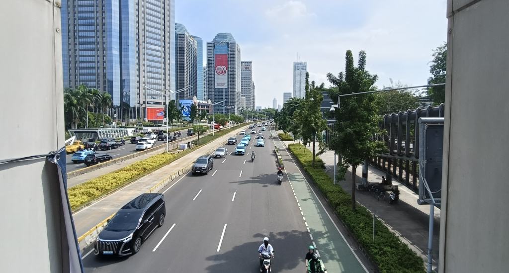 Aktivitas Jakarta kembali Normal Sejumlah kendaraan melintas di Jalan Jenderal Sudirman, Jakarta, Rabu (3/9/2025). (Beritanasional.com/Oke Atmaja)