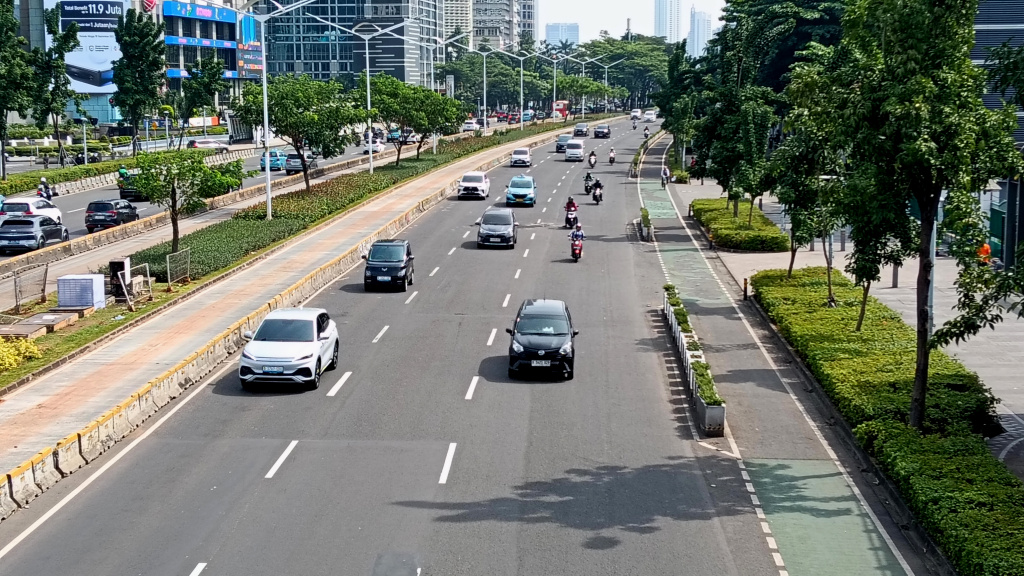 Aktivitas Jakarta kembali Normal Sejumlah kendaraan melintas di Jalan Jenderal Sudirman, Jakarta, Rabu (3/9/2025). (Beritanasional.com/Oke Atmaja)